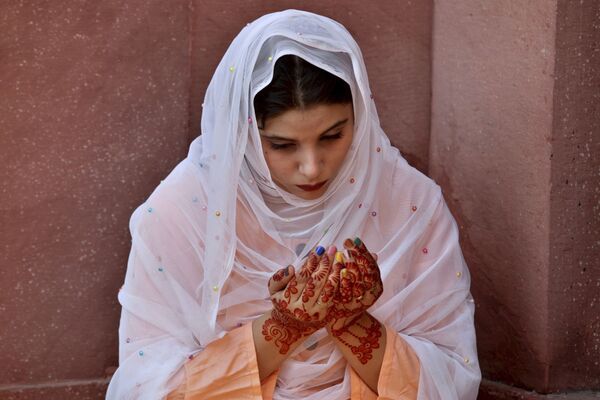 دختری در حین خواندن نماز در پاکستان
 - اسپوتنیک افغانستان  