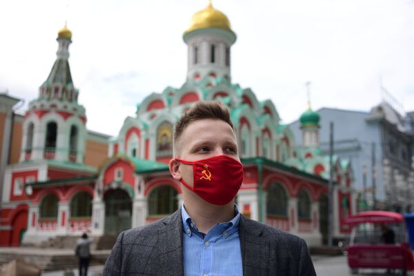 مردی با ماسک عجیبش در میدان سرخ روسیه - اسپوتنیک افغانستان  