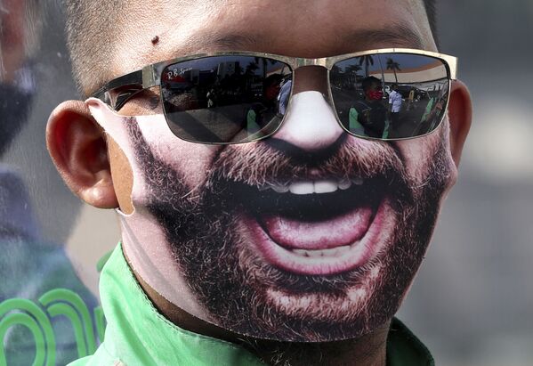 مردی با ماسک عجیبش در اندونزی - اسپوتنیک افغانستان  