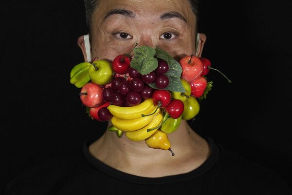 مردی با ماسک عجیبش از میوه در هنگ کنگ - اسپوتنیک افغانستان  