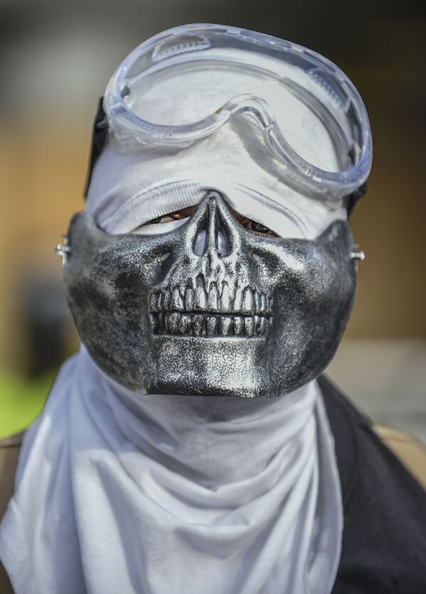 مردی با ماسک عجیبش در کلمبیا - اسپوتنیک افغانستان  