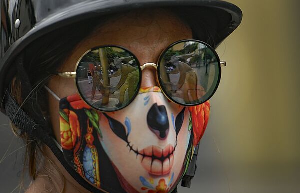 دختری با ماسک و عینک های عجیبش در ونزوئلا - اسپوتنیک افغانستان  