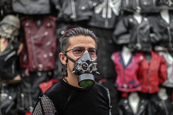 مردی با ماسک عجیبش در مکزیک - اسپوتنیک افغانستان  