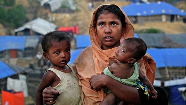  Женщина с детьми в поисках места для жилья в лагере Балухали на границе Мьянмы и Бангладеш - اسپوتنیک افغانستان  