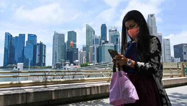 Девушка в защитной маске на набережной Marina Bay в Сингапуре - اسپوتنیک افغانستان  