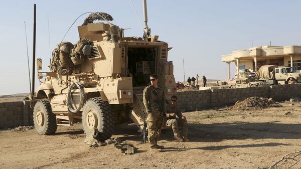 Американские военные рядом с БТР в Ираке - اسپوتنیک افغانستان  