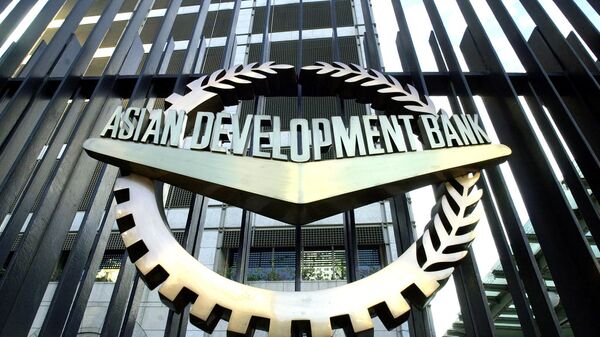 Эмблема Азиатского банка развития на заборе штаб-квартиры банка в Маниле  - اسپوتنیک افغانستان  
