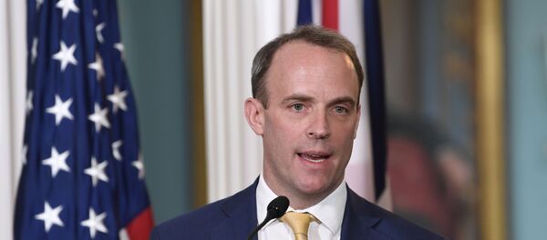 اشتباه محافظ وزیر خارجه بریتانیا برایش گران تمام شد  اشتباه محافظ وزیر خارجه بریتانیا برایش گران تمام شد  - اسپوتنیک افغانستان