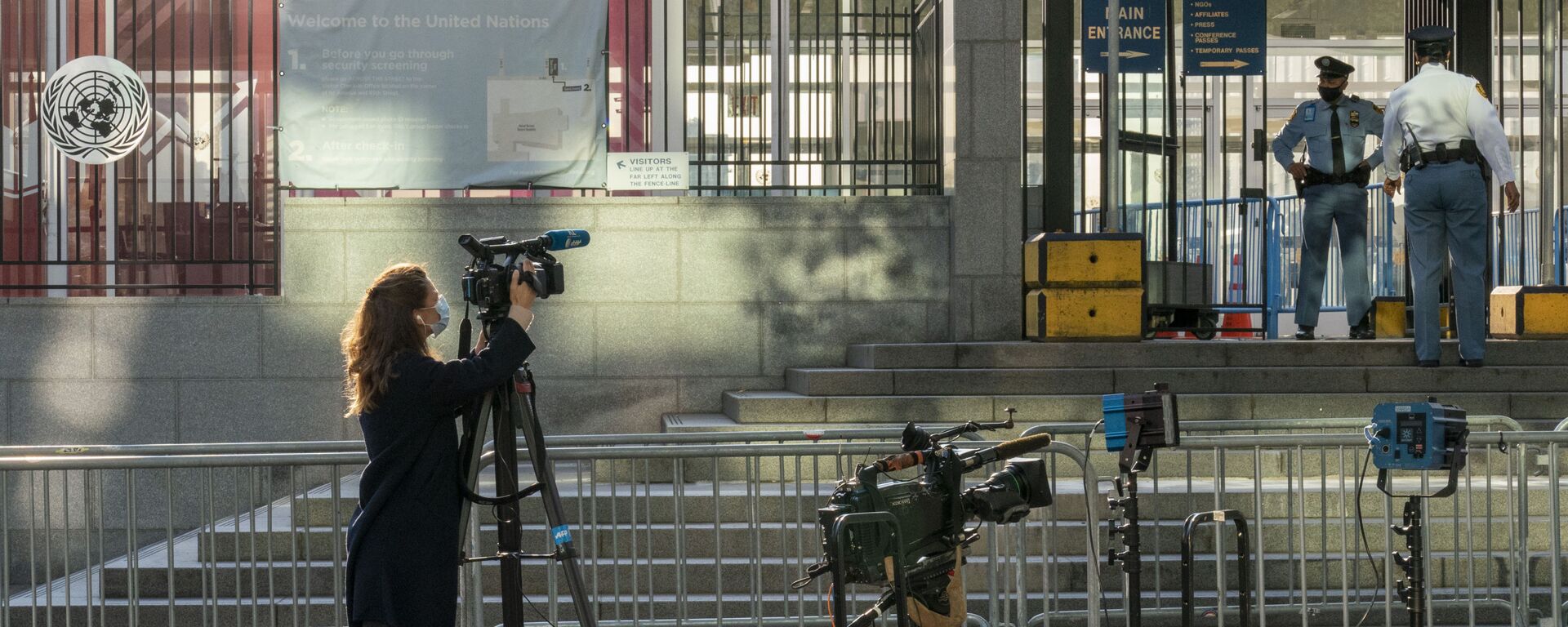 Журналист во время съемки у здания ООН в Нью-Йорке  - اسپوتنیک افغانستان  , 1920, 20.01.2022