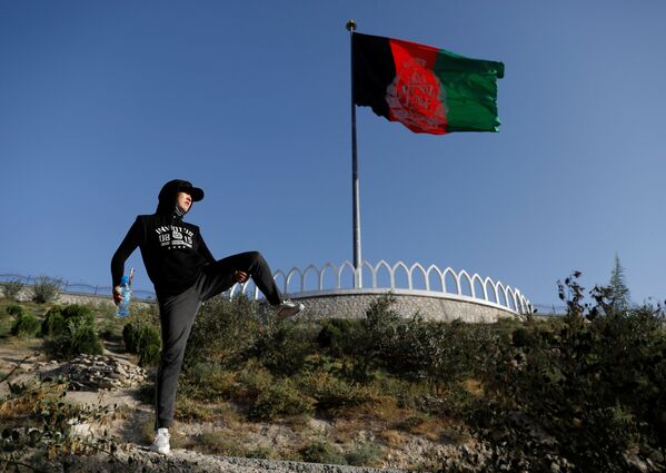 فاطمه سلطانی 18 ساله برای تسخیر اورست آماده می شود - اسپوتنیک افغانستان  