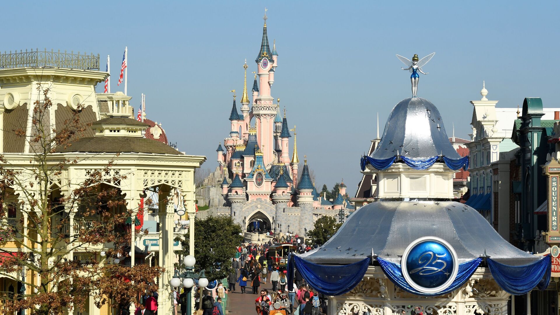 A general view shows Main Street on March 16, 2017 as Disneyland Paris - originally Euro Disney Resort - marks the 25th anniversary in Marne-La-Vallee, east of the French capital Paris. - The 25th anniversary celebrations will begin on March 26, 2017 with parades, various shows and a firework's display. (Photo by BERTRAND GUAY / AFP) - اسپوتنیک افغانستان  , 1920, 12.05.2022