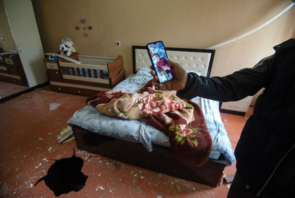تصویر کودکی که هنگام اصابت راکت به خانه روی تخت خوابیده بود - اسپوتنیک افغانستان  