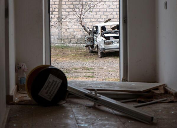 خانه و موتری که در نتیجه تیراندازی در قره‌باغ کوهستانی آسیب دیده اند - اسپوتنیک افغانستان  