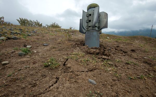 خمپاره سیستم سمرچ پس از اصابت به قلمرو قریه ایوانیان در قره‌باغ کوهستانی - اسپوتنیک افغانستان  