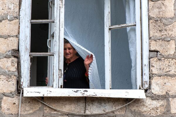 شیشه‌های شکسته یک خانه در نتیجه تیراندازی‌ها در قره‌باغ کوهستانی - اسپوتنیک افغانستان  