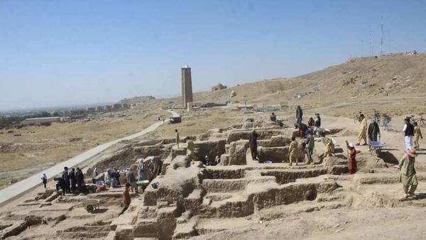 پیدا کردن 300 اثر باستانی دوره اسلامی از ساحه منارهای غزنی  - اسپوتنیک افغانستان  