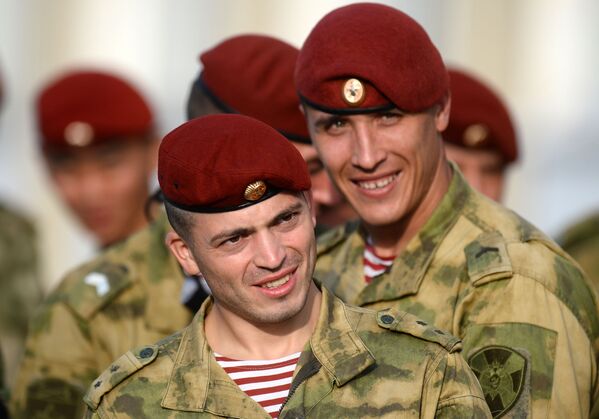 اهدای کلاه‌های سرخ مخصوص به نیروهای ویژه گارد ملی پس از سپری‌نمودن موفقانه آزمون - اسپوتنیک افغانستان  