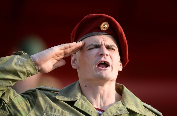اهدای کلاه‌های سرخ مخصوص به نیروهای ویژه گارد ملی پس از سپری‌نمودن موفقانه آزمون - اسپوتنیک افغانستان  