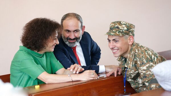 نیکول پاشینیان نخست وزیر ارمنستان به همراه همسرش آنا هاکوپیان و پسرش آشوت پاشینیان - اسپوتنیک افغانستان  