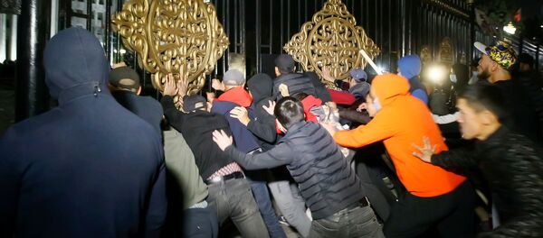 اعتراضات در قرقیزستان؛ بیش از 200 نفر روانه شفاخانه شدند  اعتراضات در قرقیزستان؛ بیش از 200 نفر روانه شفاخانه شدند  - اسپوتنیک افغانستان