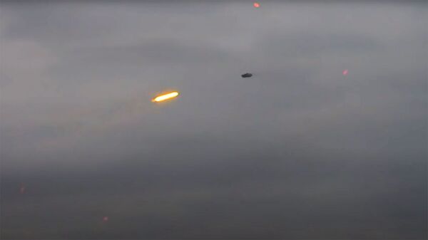ВС Армении подбивают азербайджанский беспилотный летательный аппарат. Кадр из видео - اسپوتنیک افغانستان  