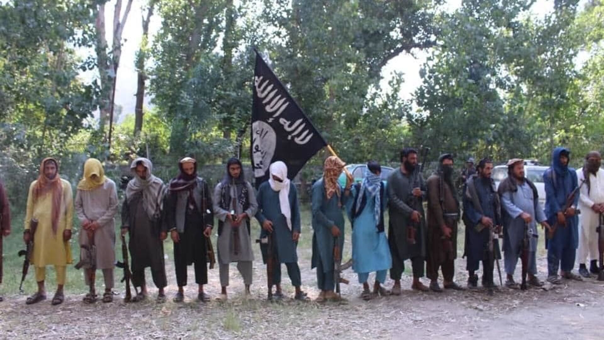 تسلیم شدن ۴۰ جنگجوی گروه طالبان و داعش به دولت افغانستان در کنر - اسپوتنیک افغانستان  , 1920, 17.02.2022