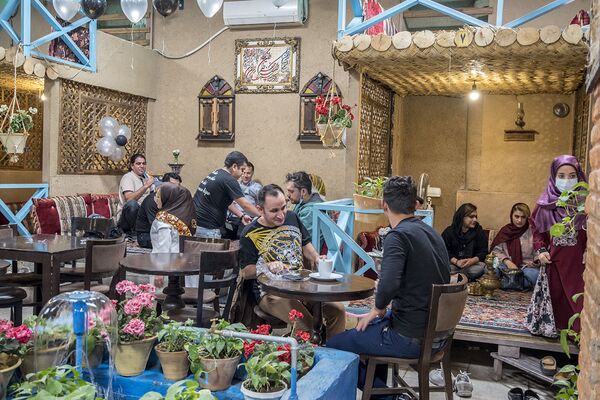 رستوران کوتاه قامتان در تهران
 - اسپوتنیک افغانستان  