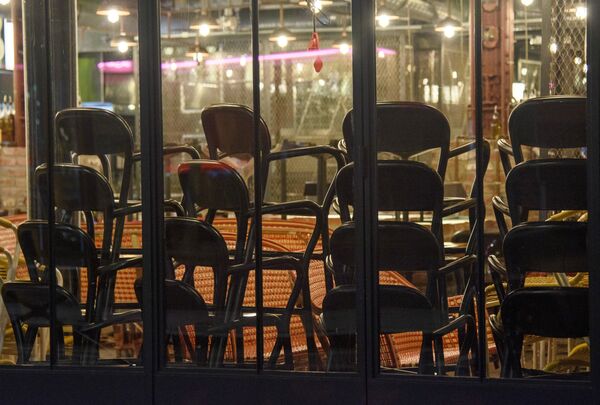 وضع مقررات منع رفت و آمد در پاریس/ رستوران خالی از مردم - اسپوتنیک افغانستان  