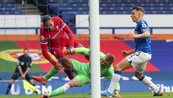 Everton's goalkeeper Jordan Pickford tackles Liverpool defender Virgil van Dijk - اسپوتنیک افغانستان  