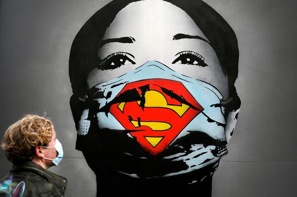 گرافیتی با طرح دختری با ماسک سوپرمن در آمستردام - اسپوتنیک افغانستان  