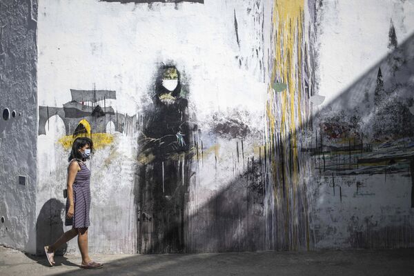 زنی با ماسک در کنار گرافیتی مونالیزا در مراکش - اسپوتنیک افغانستان  