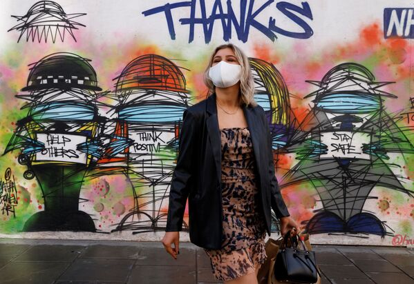دختری با ماسک در کنار گرافیتی در لندن - اسپوتنیک افغانستان  