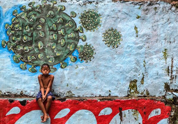 پسری در کنار گرافیتی در یاوا اندونزی - اسپوتنیک افغانستان  