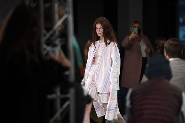مدل در نمایش لباس در هفته مد مرسدس بنز روسیه - اسپوتنیک افغانستان  