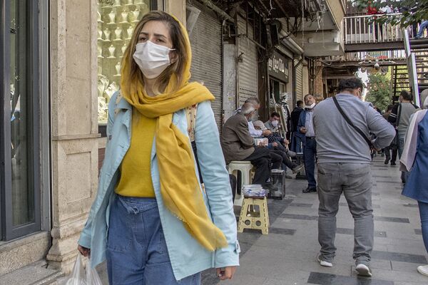 مردم در یکی از جاده‌های تهران؛ استفاده از ماسک و رعایت توصیه‌های صحی برای مبارزه با ویروس کووید- 19 ضروری است - اسپوتنیک افغانستان  