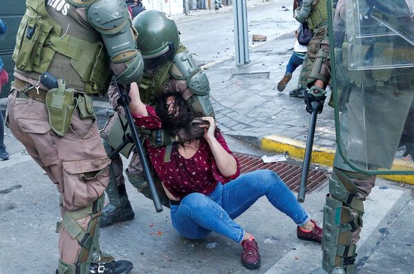 پولیس درحال بازداشت معترضین در چیلی. - اسپوتنیک افغانستان  