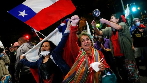 مردم شیلی لغو قانون اساسی دوران پینوشه را جشن گرفتند - اسپوتنیک افغانستان  