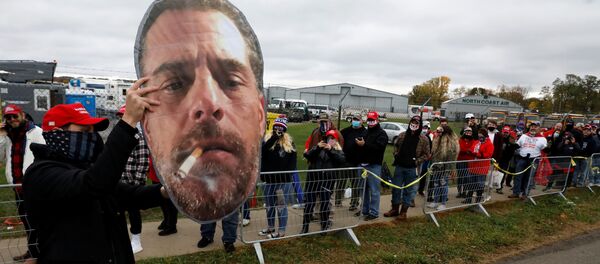 Сторонник Трамп держит в руках фото Хантера Байдена Сторонник Трамп держит в руках фото Хантера Байдена - اسپوتنیک افغانستان