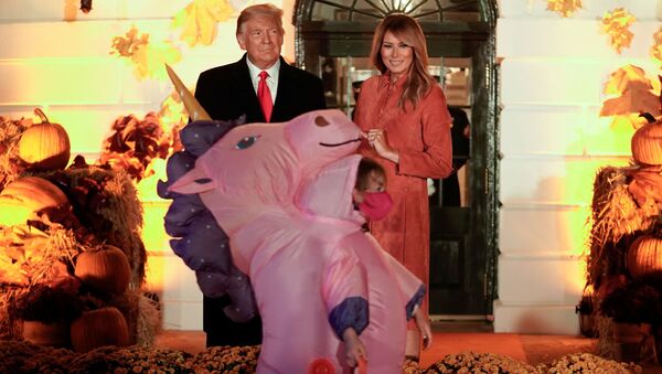 هالووین در کاخ سفید/ رهبر آمریکا با همسرش - اسپوتنیک افغانستان  