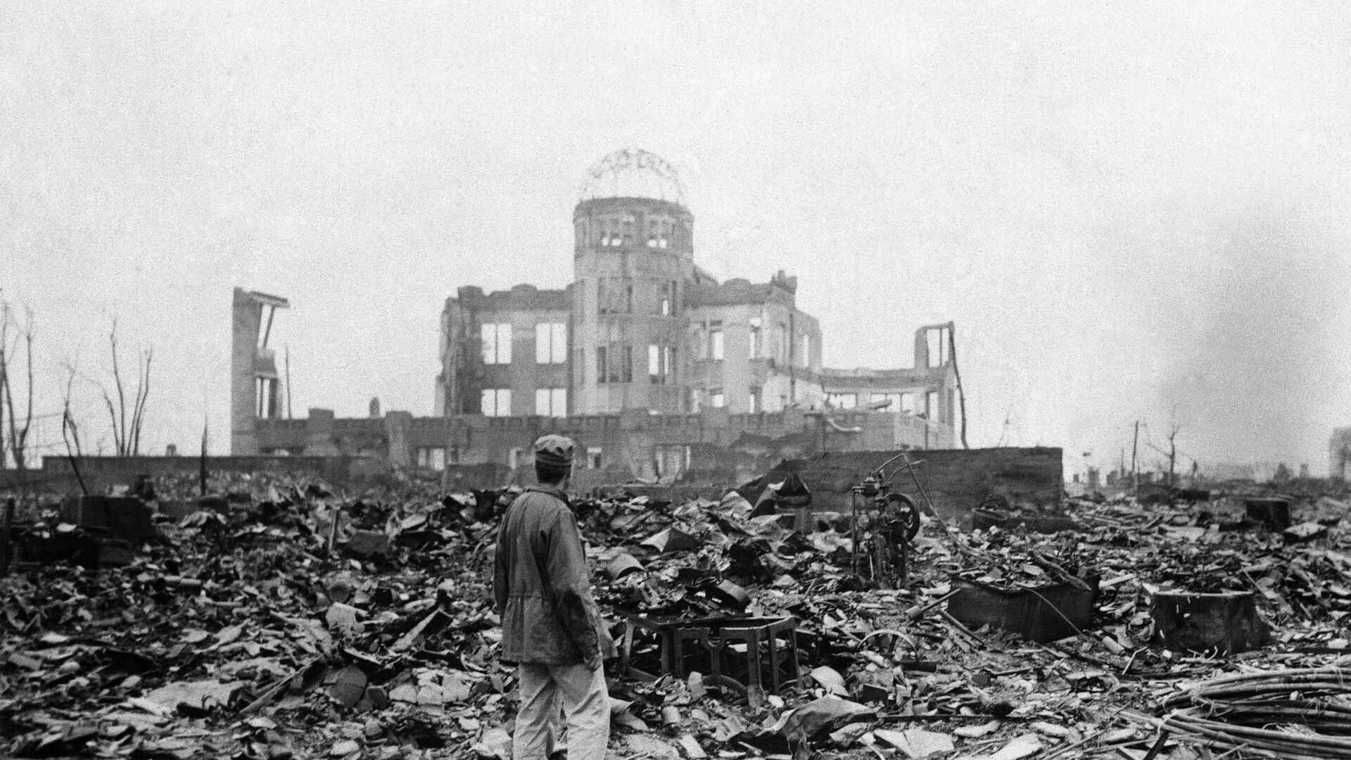 Корреспондент перед разрушенным кинотеатром в Хиросиме, 8 сентября 1945 год  - اسپوتنیک افغانستان  , 1920, 18.05.2023