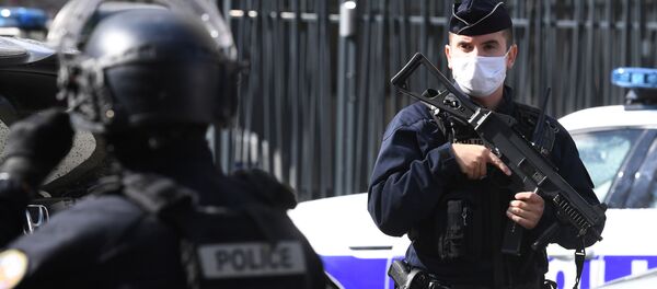 مردی با شعار الله اکبر با چاقو بالای پولیس فرانسه حمله کرد+ویدیو مردی با شعار الله اکبر با چاقو بالای پولیس فرانسه حمله کرد+ویدیو - اسپوتنیک افغانستان