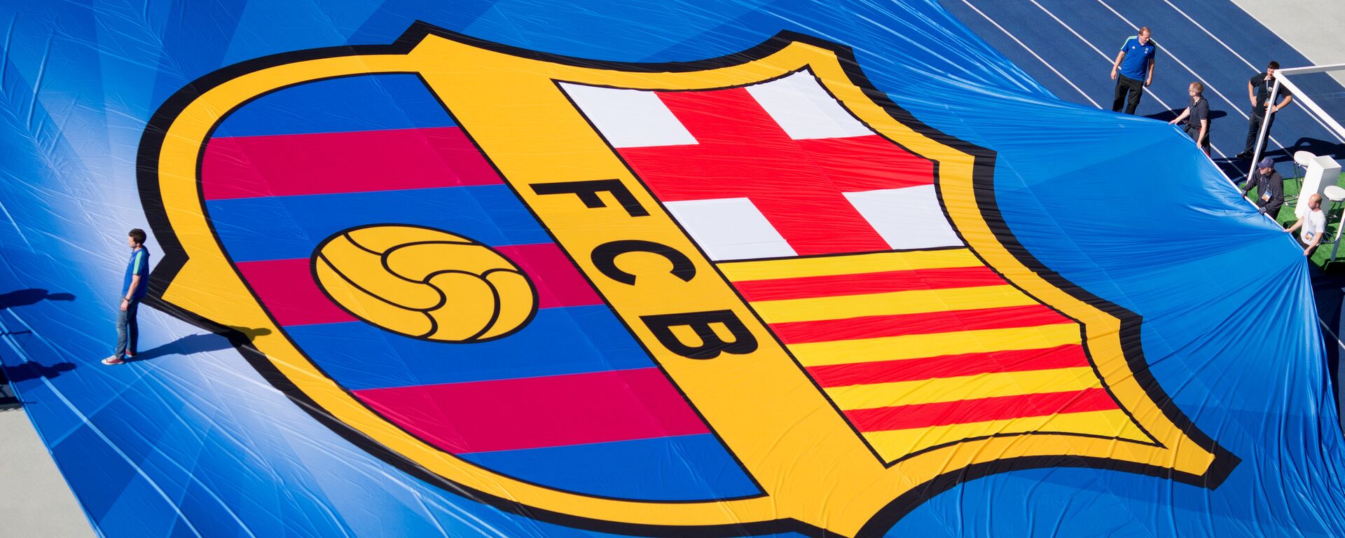 Логотип футбольного клуба Барселона на Олимпийском стадионе в Берлине в преддверии финала Лиги чемпионов между Ювентусом и Барселоной, 4 июня 2016 года - اسپوتنیک افغانستان  , 1920, 09.05.2021