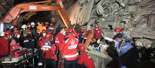 نجات دختر خردسال از زیر آوار پس از 65 ساعت در ازمیر - اسپوتنیک افغانستان  