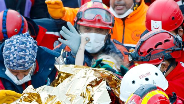  یک کودک خورد سال در ازمیر ترکیه از زیر آوار نجات داده شد - اسپوتنیک افغانستان  