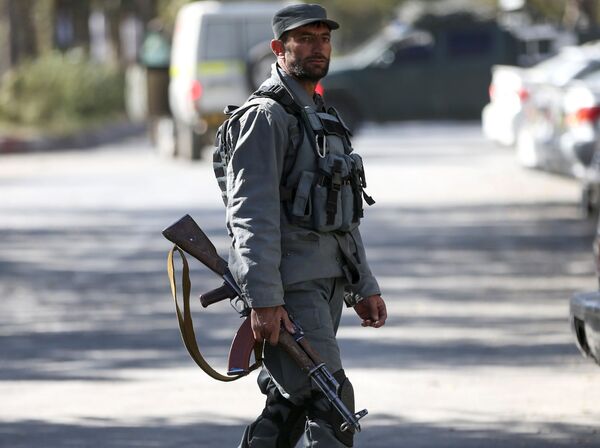 پلیس ملی افغان در صحنه پس از حمله مسلحانه به دانشگاهی  کابل. - اسپوتنیک افغانستان  
