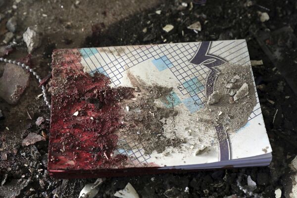 کتاب غرقه در خون دانشجویان پس از حمله به دانشگاه کابل - اسپوتنیک افغانستان  