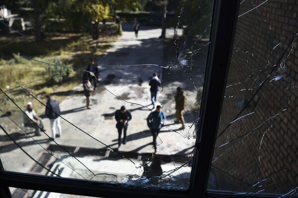 پنجره های شکسته کلاس های درسی پس از حمله خونین به دانشگاه کابل. - اسپوتنیک افغانستان  