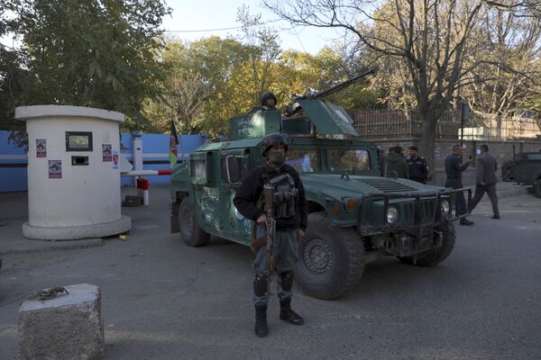 پولیس ملی در نزدیکی درب وردوی دانشگاه کابل پس از حمله خونین تروریستان. - اسپوتنیک افغانستان  