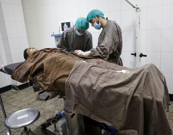 مرد زخمی که از حمله خونین دانشگاه کابل نجات یافته است در بیمارستان تحت درمان قرار دارد. - اسپوتنیک افغانستان  