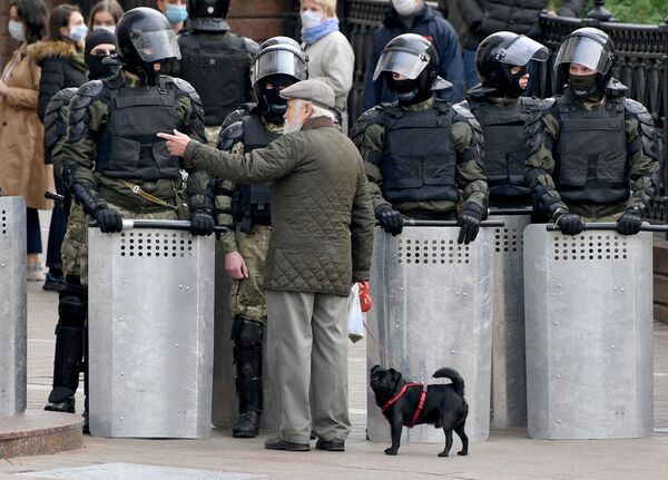 مردی با سگش در مقابل پلیس ضد شورش در مینسک - اسپوتنیک افغانستان  